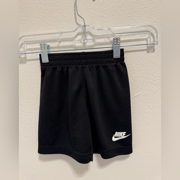 🛍️any 4 listings for $16🛍️ Nike Kids Black Athletic Shorts - Picture 1 of 2